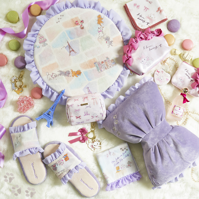 シートクッション ￥2,600、ミニタオル 各￥800、シェルポーチ ￥2,600、コンパクトミラー ￥1,000、ティッシュポーチ ￥2,200、Mポーチ ￥2,200、バッグチャーム ￥1,500、スリッパ ￥2,500