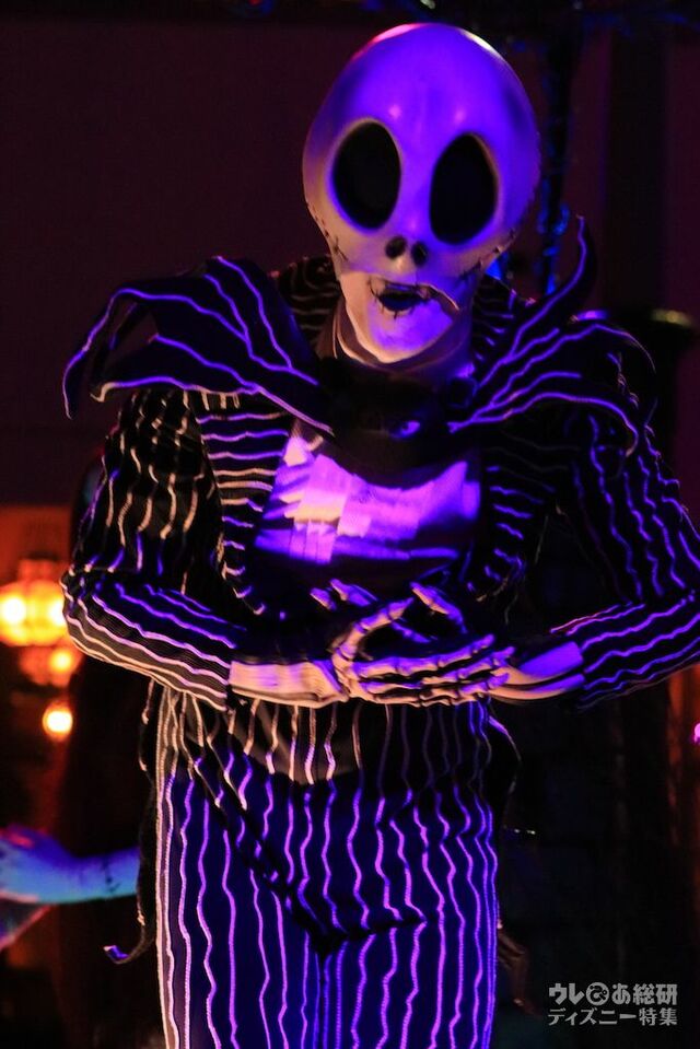 ウギー・ブギー・バッシュ限定パレード「フライトフリー・ファン・パレード」に登場するディズニー映画『ナイトメアー・ビフォア・クリスマス』のジャック・スケリントン