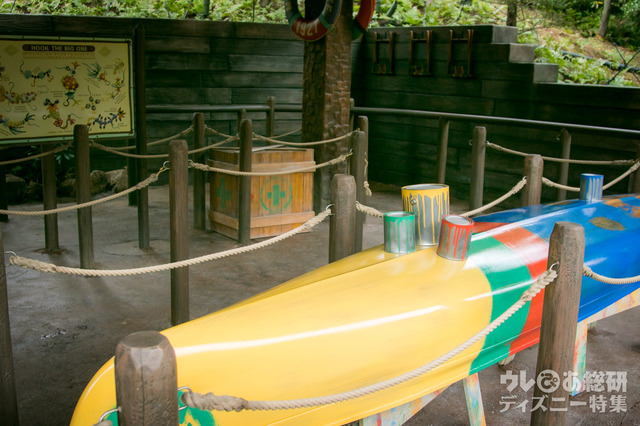 塗られている途中のカヌー