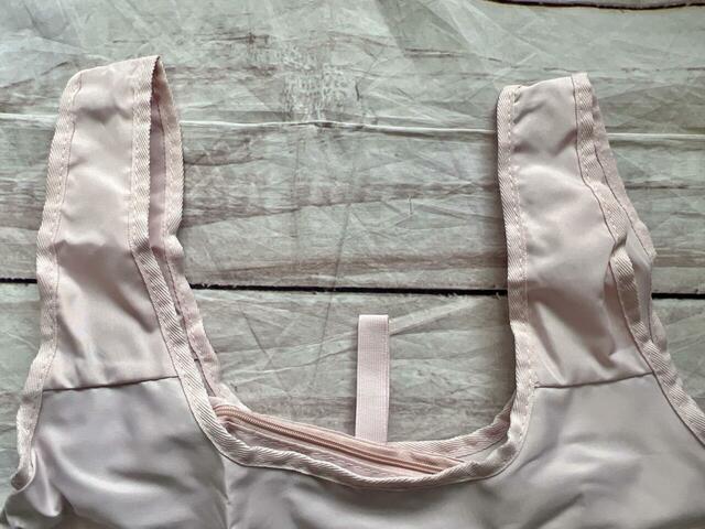 持ち手は肘にかけて持てる長さ