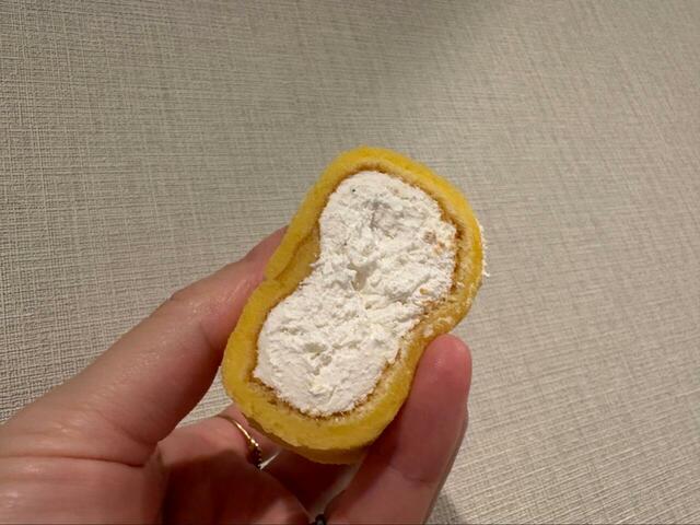 【ロピア もちり プレーン】手に持つとしっかり重量感があり、子どもでも食べやすく、シェアして楽しめます!