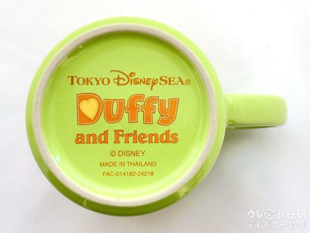 底面もロゴが入ってかわいい♪「ダッフィー&フレンズ・ワンダフルキッチン」スーベニアカップ