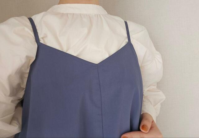 【無印良品 乾きやすいブロードキャミソールワンピース】ブラウスやシアー感のあるトップスを合わせるとキレイめな印象に◎