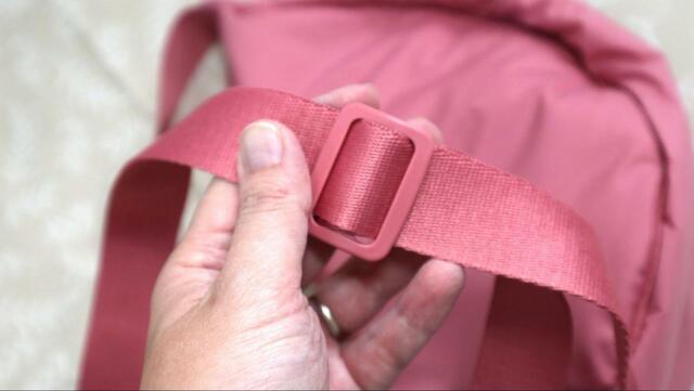 【UNIQLO ラウンドミニショルダーバッグ】アジャスターの移動がとてもスムーズ