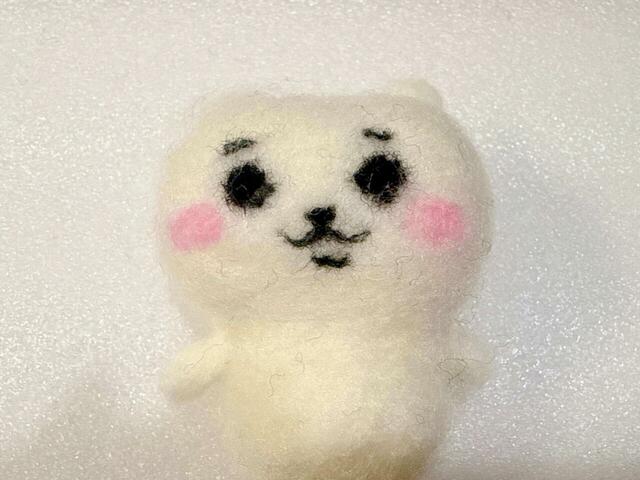 ほっぺたはピンクのアクレーヌを使います。量は想像より少なく取るのがおすすめ。カラーが淡くなります