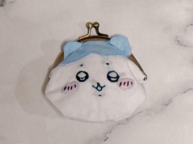 お耳を口金のキワに縫い付けて完成！この作業もなかなか難しい…！