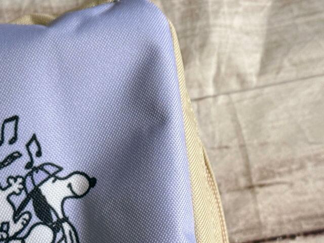 素材はポリエステル。PVC裏貼加工が施されており、厚手で丈夫な生地