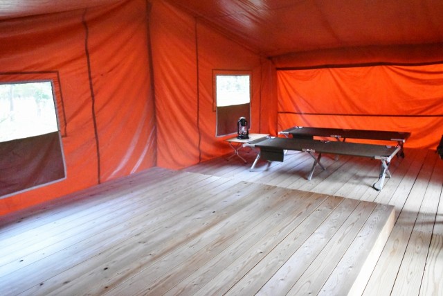 広々としたテント内