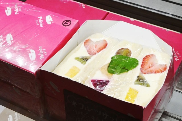 【ペリカンカフェ 麻布台ヒルズ店】テイクアウトできる「フルーツサンド」￥1,370