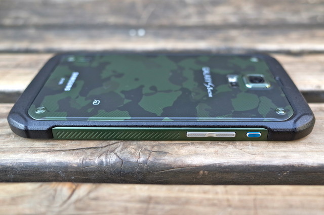 約9.2mmのほどよい薄さ。[GALAXY S5 ACTIVE]