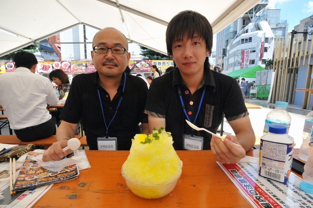激辛グルメ祭り／氷　東山の「チリレモン（かき氷）」（600円）　最後に記念撮影。涼しげな顔のライター矢口とは対照的に、汗だくのライター菊池。心なしか、朝会ったときと顔つきが変わっているような気が……