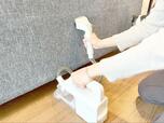 【アイリスオーヤマ ハンディリンサークリーナー】ソファの背面掃除にはバキュームホースを使用！