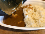 【すき家 カレーサラダランチセット】カレーを器に移して頂きます