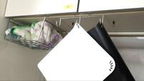 【ダイソー ちょこっとまな板】フックを利用して吊り戸棚の下で乾かしながら空中収納