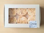【コストコ ダブルチーズケーキ 800g（6個） 1498円】シンプルな紙箱の中に、円形のチーズケーキが6つ
