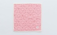 【MARY QUANT】「タオルハンカチ」(1,650円)/MARY QUANTを象徴するデイジーを全面に刺繍で表現