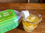 【すき家　ランチコンボ】緑茶をグラスに移すと爽やかな緑茶の香りがふわっと広がります