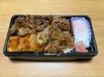【サミット やさしい甘さに仕上げた牛すき焼重】 味の染みた焼き豆腐や白滝も入って、まるで本格的なすき焼き鍋ののような満足感!