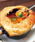 スープカレーの名店／らっきょ＆スター（綱島）　とろ～りチーズのチキンパイ包みスープカレー（ライス付き） 1500円
