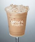 「ラテ（ICE）」＜価格：330円（税込）＞【韓国発の「MOM'S TOUCH」今ならモーニングメニュー全品100円！「トリプルチーズサイバーガー」もレギュラーメニューに！】