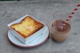 フレンチトースト(左)　アイスカプチーノ(右)
