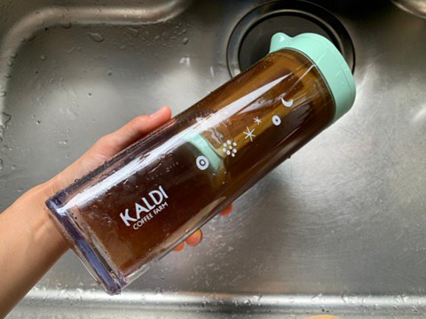 【カルディ 水出しドリンクボトル1.1Ｌ】水を入れたら上下にクルクルと回して水を行きわたらせる