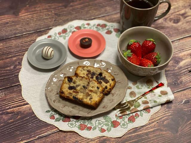 【ナチュラルキッチン】オーバルプレート ストロベリー（税込330円）・ボウル ストロベリー（税込330円））・ミニリムプレート マットピンク／マットグレー（各税込110円）・ペーパーナプキン ストロベリー30枚入（税込110円）・刺繍ランチマット ストロベリー（税込330円）