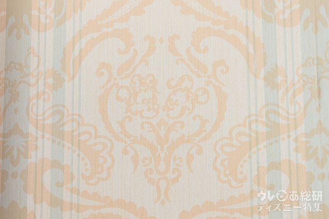 ミッキーやミニーが描かれた壁紙