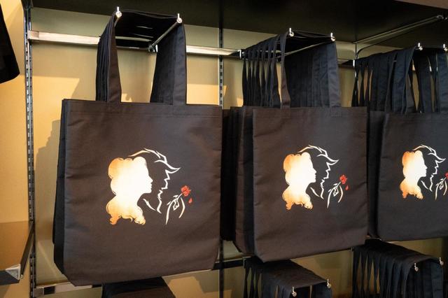 トートバッグ 3,400円｜サイズ：W380mm×H420mm×D50mm｜劇団四季 ディズニーミュージカル『美女と野獣』東京ディズニーリゾート内舞浜アンフィシアター公演オリジナルグッズ