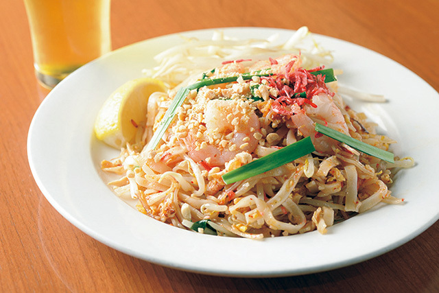 RAK THAI ペェンロイ 西五反田店（西五反田） バッタイ 890円 米麺「センレック」を使った人気メニュー。桜海老やピーナッツ、ニラがたっぷり入る。