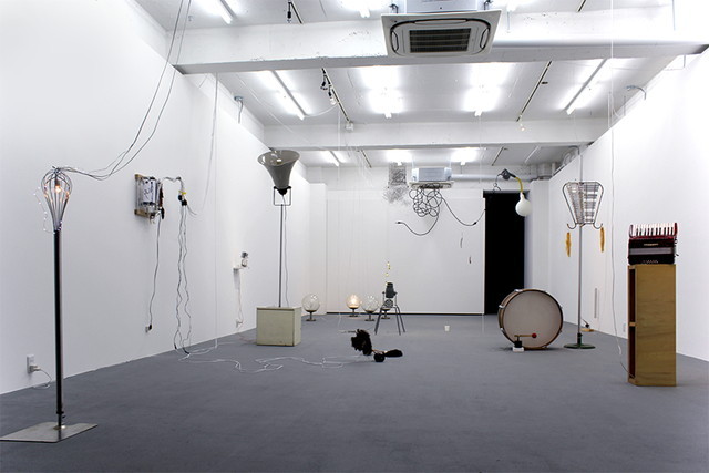 港まちポットラックビル  「THE BEGINNINGS (or Open-Ended）」毛利悠子《大船フラワーセンター》2011-2015 写真：岡田和奈佳