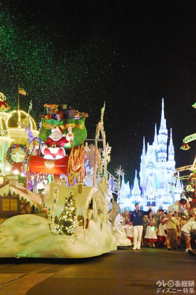 サンタさんはパレードのフィナーレにやってきます。