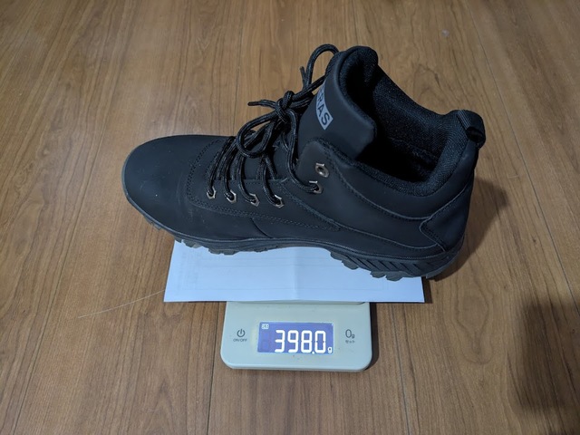 【ワークマン　ガレラス防寒ミッドカット】重さは26.5cmサイズ・片足で約398g（筆者実測）。実際に履いてみると気にならないレベルです
