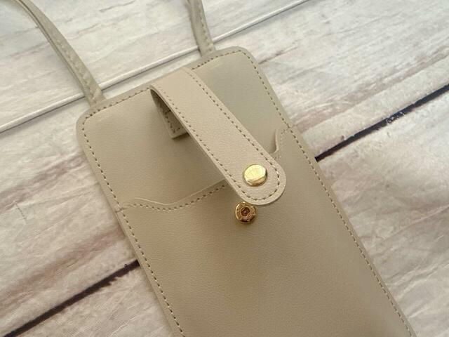 スナップボタンで開閉する仕様のストラップ付き