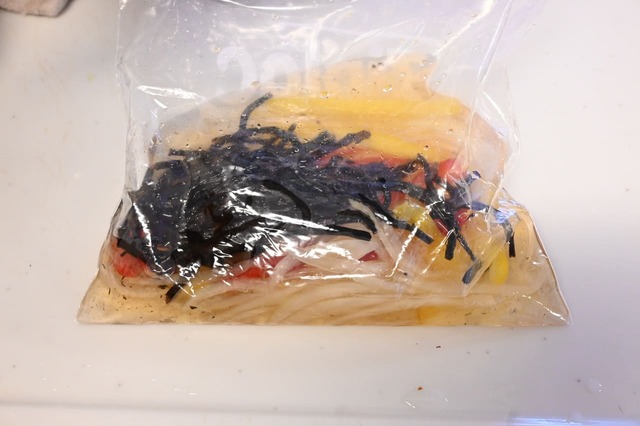 【ひじきとパプリカのピクルス】野菜とひじきをピクルス液に漬ける