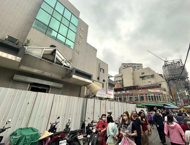 旧北投市場の建物は改築を控えていて今は入れないが、周辺の店は健在で人混みは相変わらず