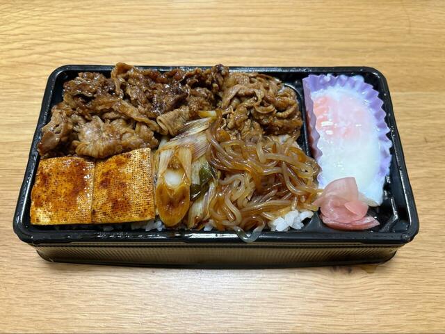 【サミット　やさしい甘さに仕上げた牛すき焼重】 味の染みた焼き豆腐や白滝も入って、まるで本格的なすき焼き鍋ののような満足感！