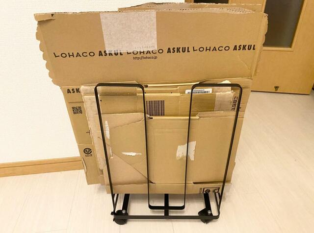 【山崎実業 tower ダンボールストッカー】ダンボールが溜まると少し不安定になることも