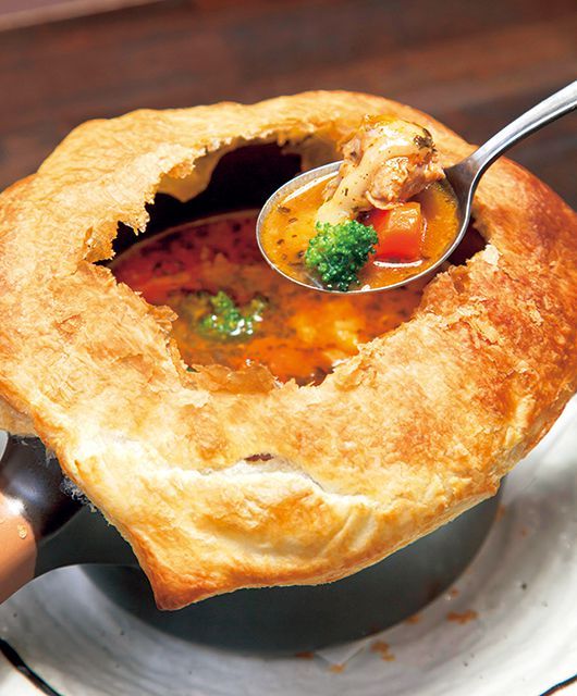 スープカレーの名店／らっきょ＆スター（綱島）　とろ～りチーズのチキンパイ包みスープカレー（ライス付き） 1500円