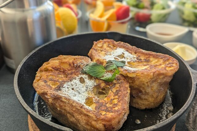 【クスクスグランピング真鶴】朝食の「麦踏」のバゲットで作った切り株風フレンチトースト