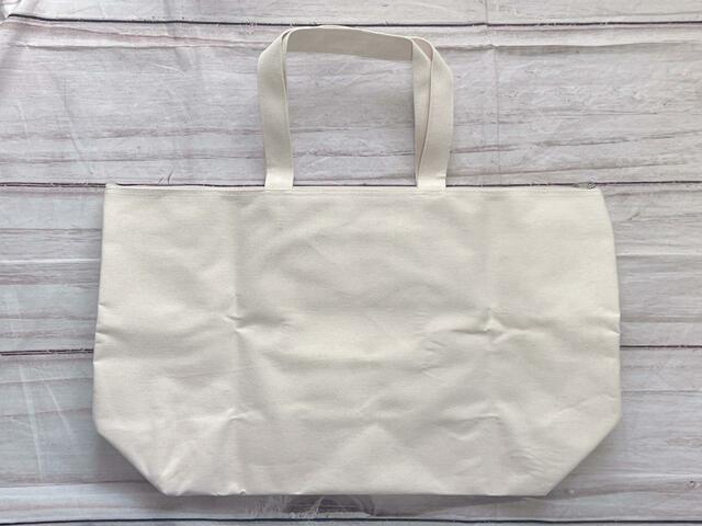 背面は装飾がないシンプルなデザイン