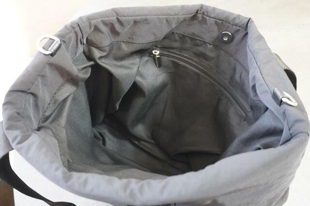 【3COINS ペアレンツBAG】内側にはファスナーポケットとクッション素材付きポケットが付いています