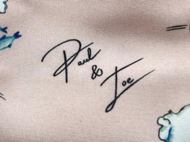 柄の中には「PAUL＆JOE」の筆記体ロゴも散りばめられています
