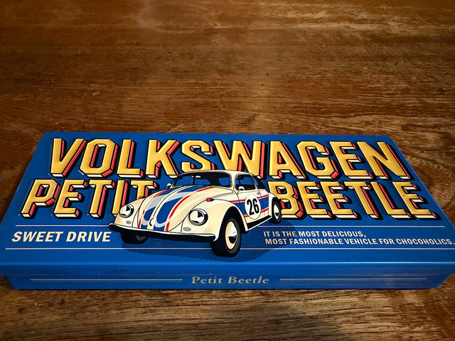 【モロゾフ×ビートル　プチビートル（コバルトブルー）】やや大きめのペンケースくらいのサイズ感の缶で届けられます