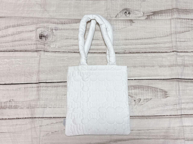 背面は装飾がないシンプルなデザイン