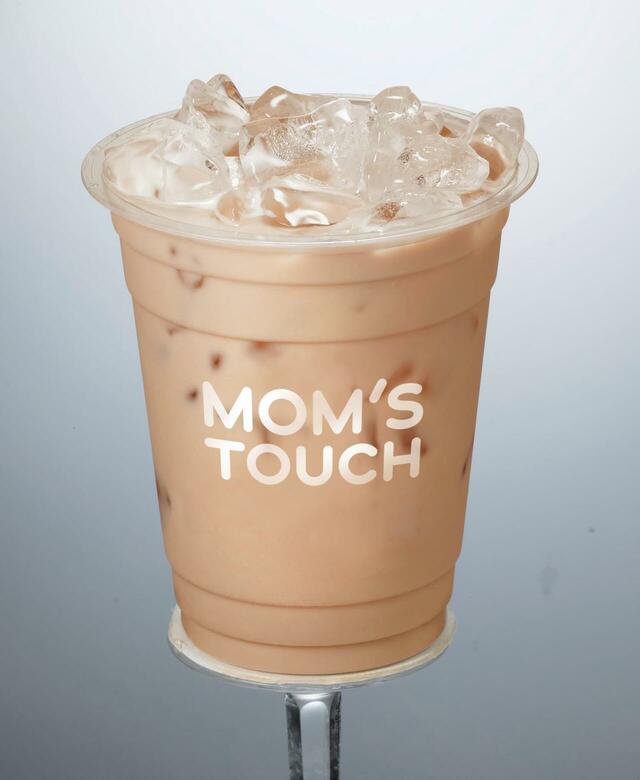「ラテ（ICE）」＜価格：330円（税込）＞【韓国発の「MOM'S TOUCH」今ならモーニングメニュー全品100円！「トリプルチーズサイバーガー」もレギュラーメニューに！】