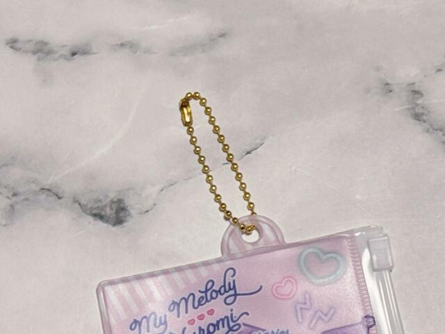 ボールチェーン付きでバッグなどにつけられます