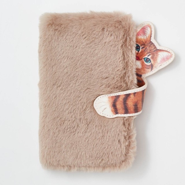 猫がのぞくふわふわスマホケース　キジトラ