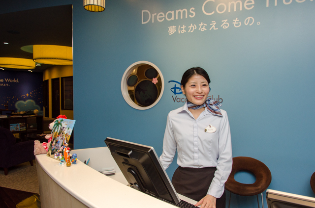 2階カウンターでは、笑顔のキャストが出迎えてくれる