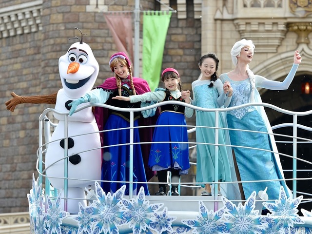 1月11日に開催されたイベントでは、本田望結ちゃん、さらちゃん姉妹もエルサとアナのドレスで登場　撮影 / MezzoMiki